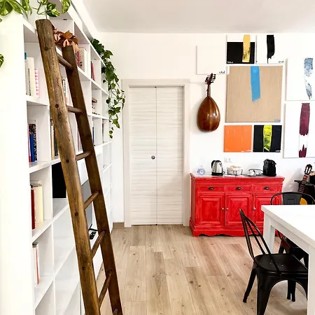 Apartment Art - Free Parking