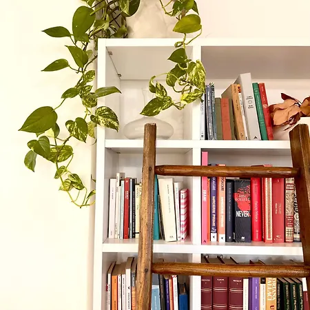Art - Free Parking Apartment