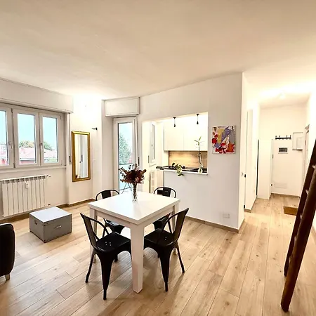 Art - Free Parking Apartment