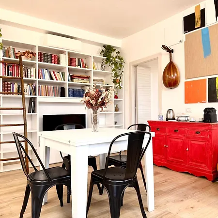 Art - Free Parking Apartment